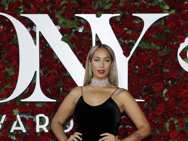 Speváčka Leona Lewis v zamatových šatách Nili Lotan. 
