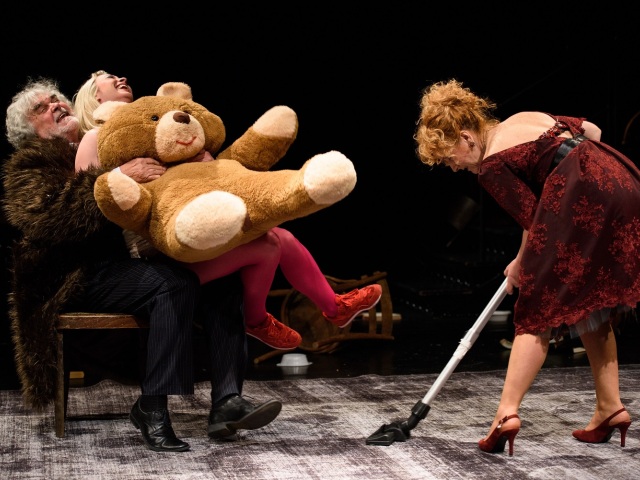 Ján Kožuch (Bessemionov), Nadežda Vladařová (Jelena) a Eva Gašparová (Akulina) v inscenácii Meštiaci.