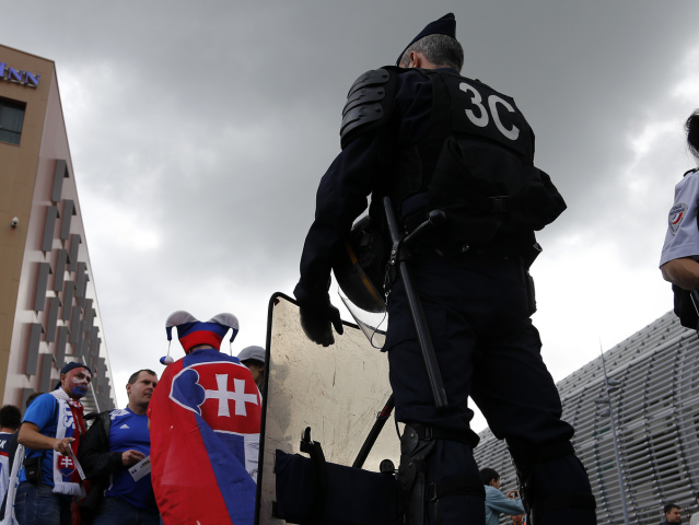 slovensko, fanúšikovia, fanúšik, ťažkoodenec, polícia,