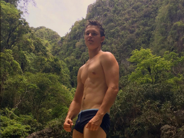 Herec Ansel Elgort na zábere z dovolenky. 