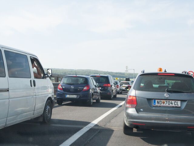 diaľnica, cesta, zápcha, dopravný kolaps, R2,