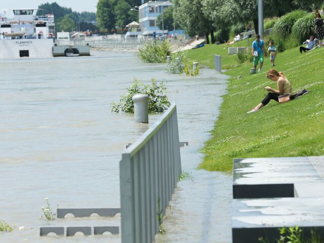Dunaj, Eurovea, zvýšená hladina Dunaja, leto, teplé počasie, počasie,