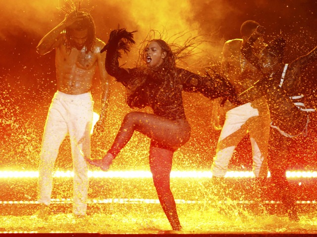 Speváčka Beyonce počas vystúpenia ku skladbe Freedom.