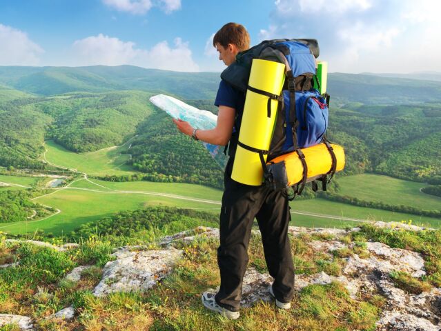 turista, výlet, túra, hory, dovolenka, batoh, ruksak, batoh, mapa, výhľad, karimatka, kemp,