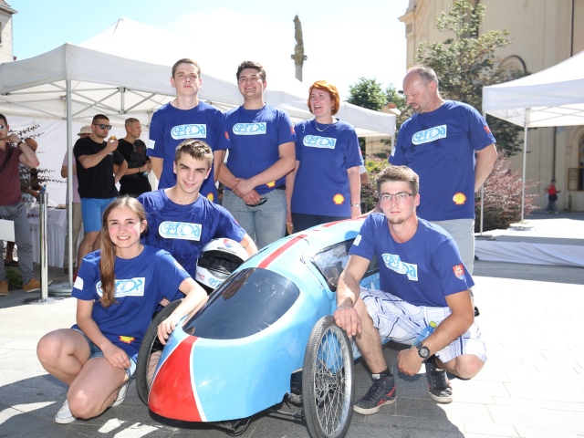 študenti, londýn, ekologické vozidlo, automobil