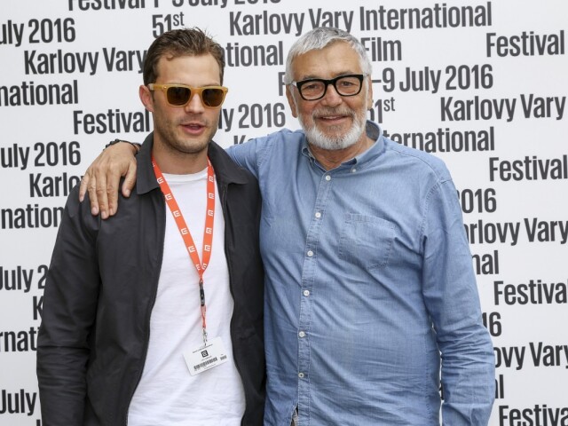 Herec Jamie Dornan (vľavo) s prezidentom festivalu Jiřím Bartoškom. 