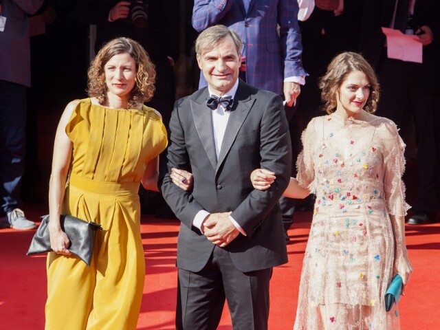 Jiří Macháček prichádza s herečkou Klárou Issovou (vpravo) a animátorkou Kristínou Dufkovou.