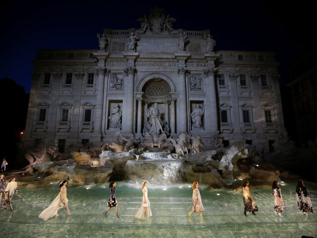 Fendi Haute Fourrure 2016 - Rím - Fontána di Trevi