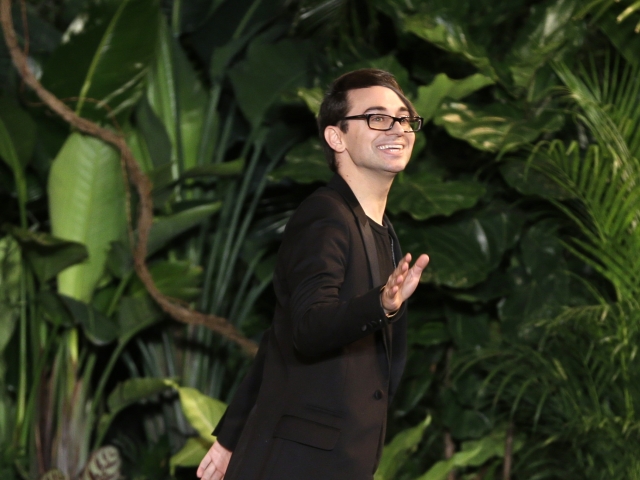 Dizajnér Christian Siriano.