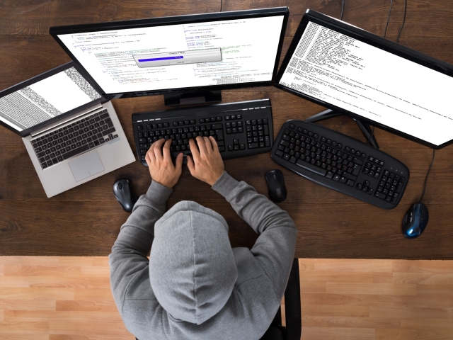 počítač, informačné technológie, vírus, hacker,