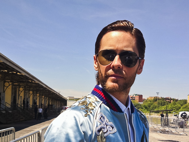Herec Jared Leto po prehliadke značky Gucci v Miláne.