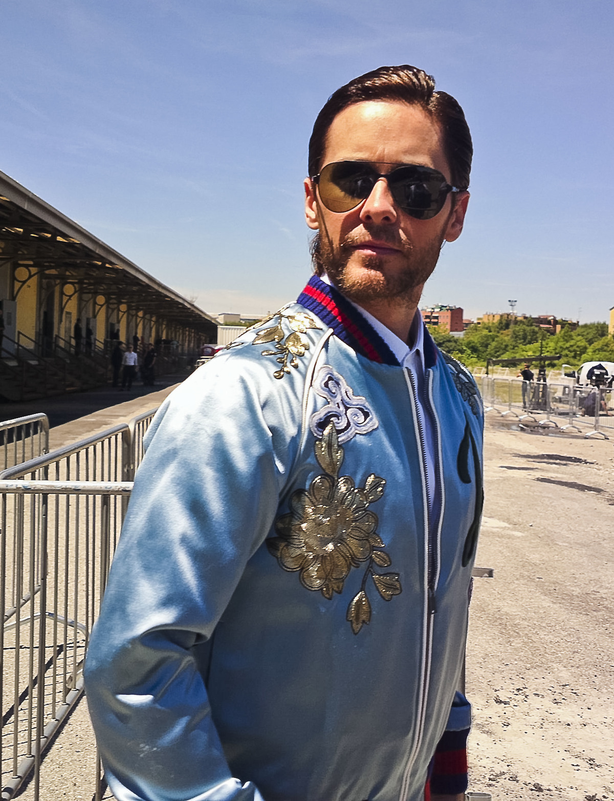 Herec Jared Leto po prehliadke značky Gucci v Miláne.