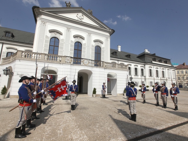 prezidentský palác, Grasalkovičov palác, výmena stráže