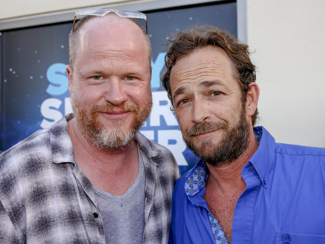 Joss Whedon (vľavo) a herec Luke Perry 