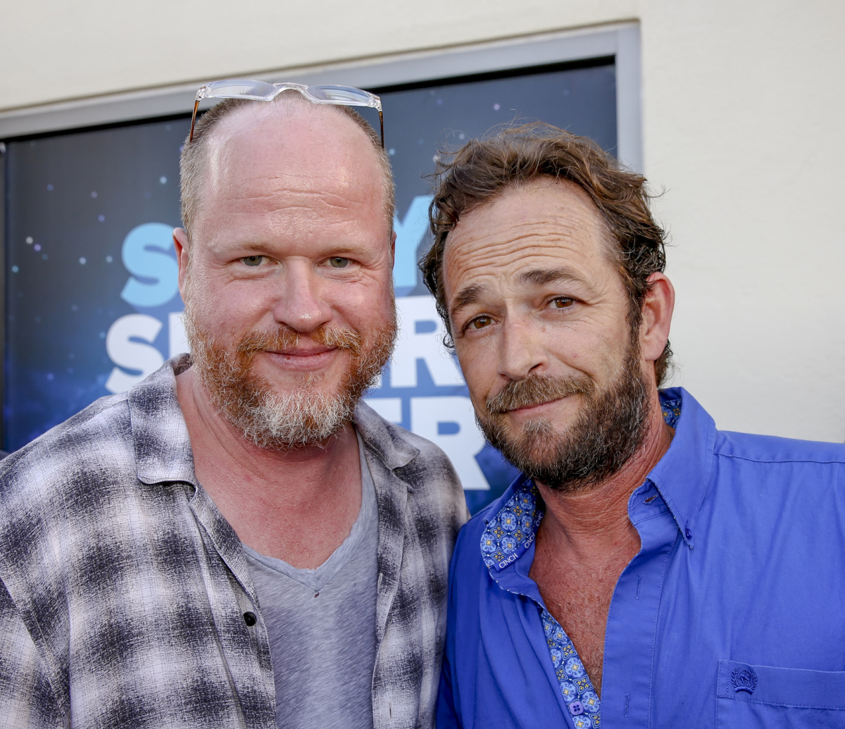 Joss Whedon (vľavo) a herec Luke Perry 
