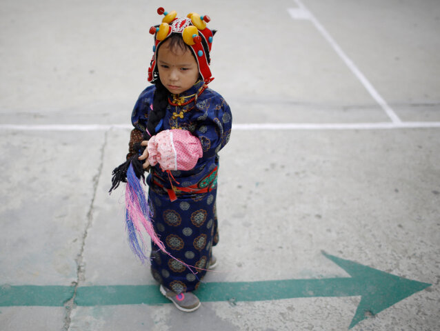 Nepál, dieťa, tradičný odev, oslava narodenín Dalajlámu, Kathmandu