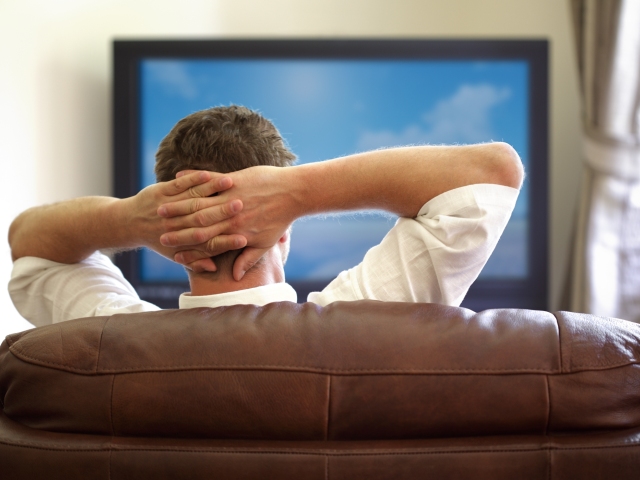 televízia, sledovanie TV, muž, gauč, sedačka, krvná zrazenina, embólia pľúc, oddych, relax, zábava