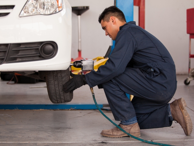 automechanik, nezamestnanosť, pracovné miesto, mzda, práca, robotník, pracovník, zamestnanec, auto, výmena kolies, prezutie auta, pneumatika