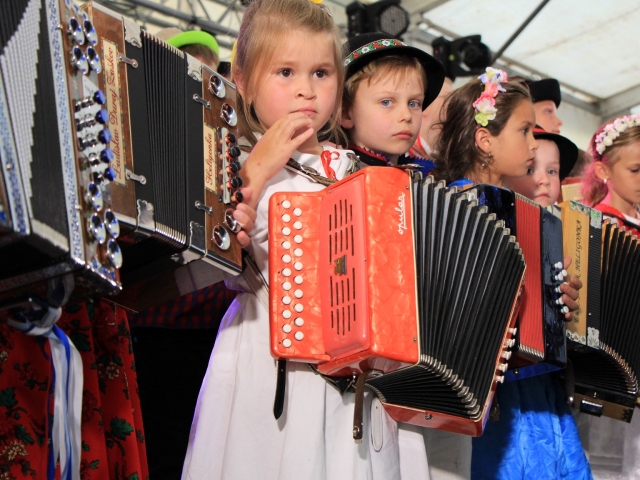 deti, heligónka, muzikant, Jánošíkové dni, kroj, ľudová hudba
