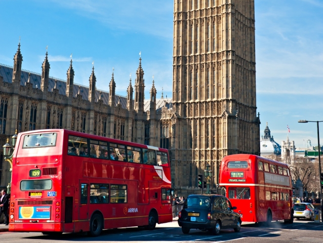 Big Ben, Londýn, Anglicko, červený autobus