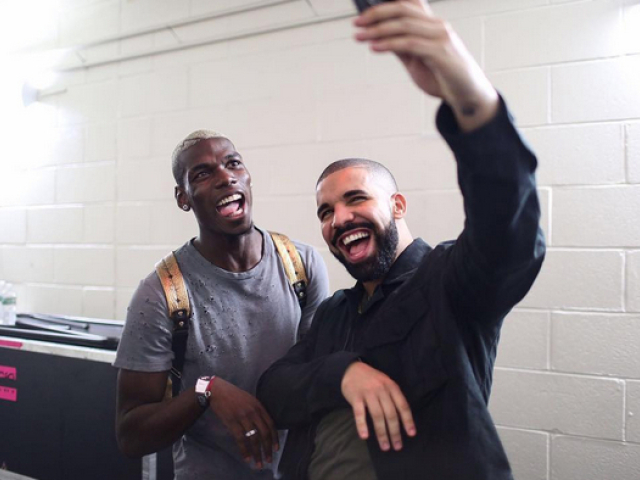 Futbalista Paul Pogba (vľavo) sa fotografuje s raperom Drakeom. 