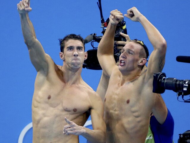Michael Phelps (vľavo) a jeho krajan Caleeb Dressel