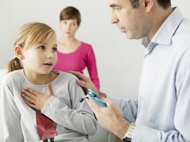 dieťa, lekár, astma, choroba, chrípka, prechladnutie, alergia, vyšetrenie