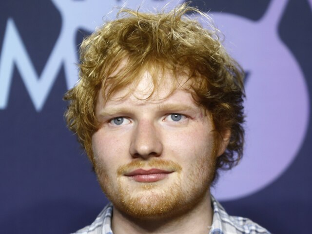 Spevák a skladateľ Ed Sheeran.
