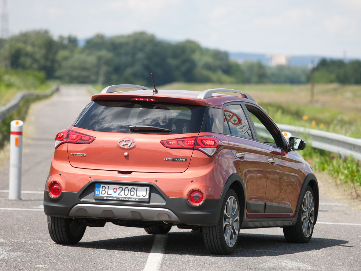 Hyundai i20 Active na prvý pohľad pôsobí, že je vyzbrojený do divočiny.