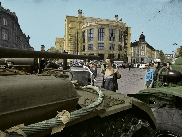 Muž s odhalenou hruďou, okupácia československa, farebná,