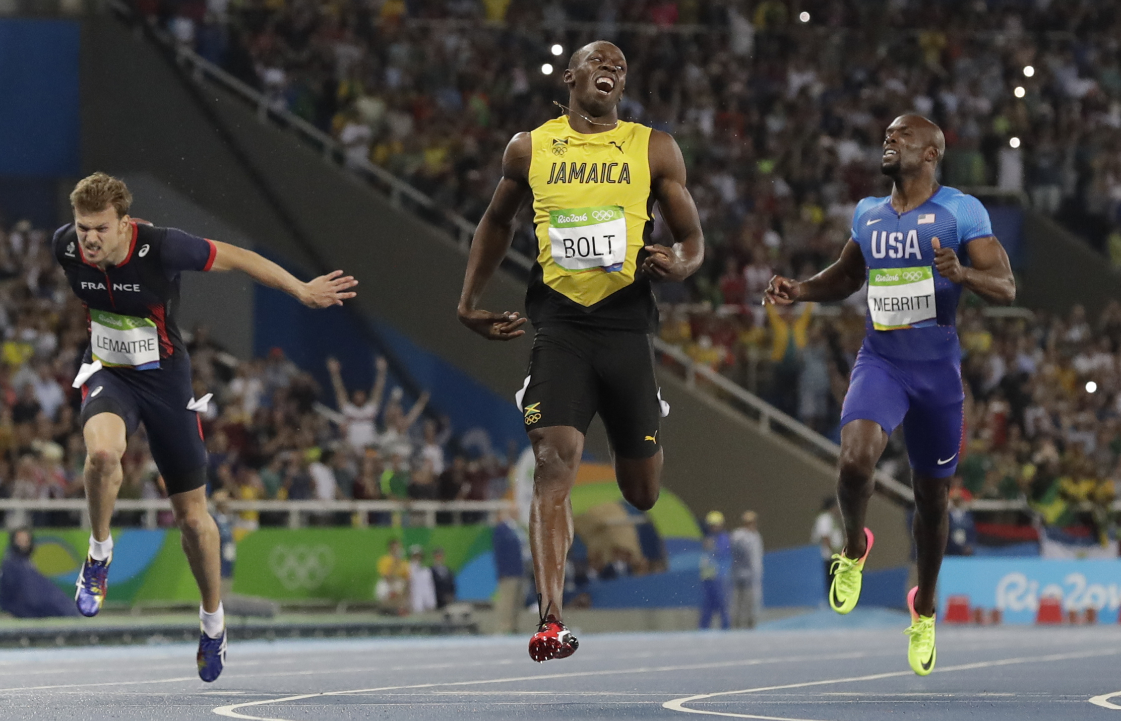 Jamajská superhviezda Usain Bolt (uprostred) v cieli behu na 200 m. Vľavo Francúz Christophe Lemaitre, ktorý získal bronz, vpravo šiesty muž pretekov Lashawn Merritt z USA.