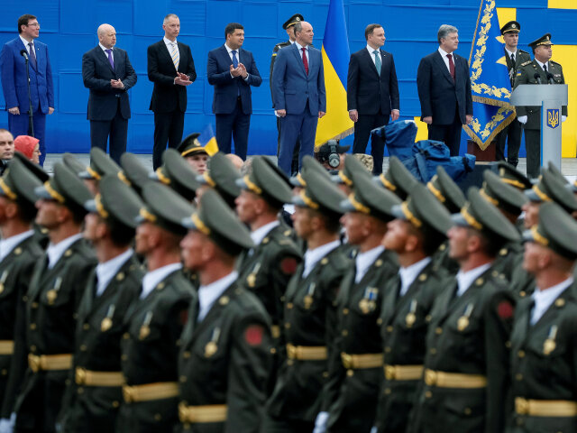 ukrajina, kyjev, vojenská prehliadka, vojaci, porošenko,