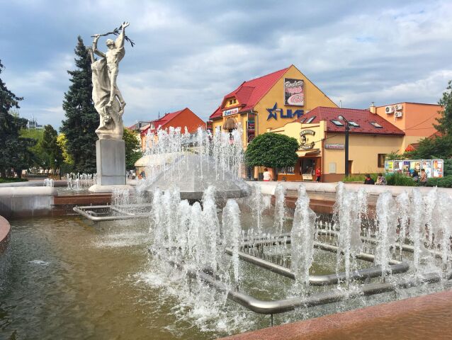 Michalovce, Námestie osloboditeľov, Fontána lásky