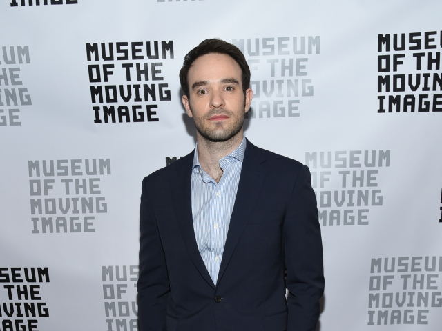 Herec Charlie Cox na archívnom zábere.