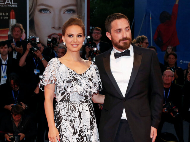 Pablo Larrain pózuje s herečkou Natalie Portman