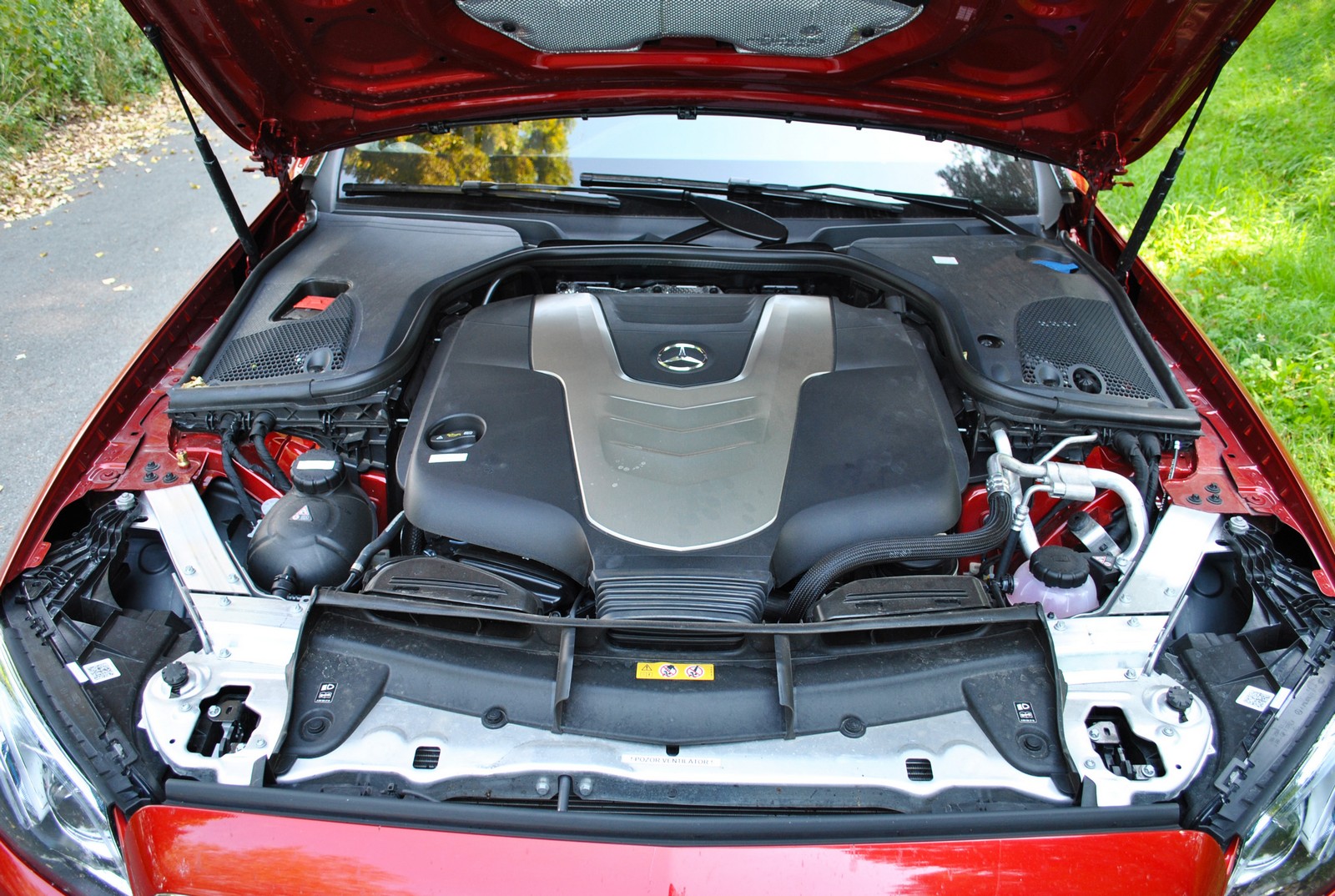 Motor ako sa patrí. Šesťvalec s valcami uloženými do V s objemom 3 litre.