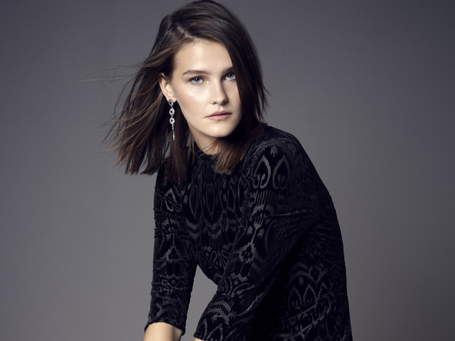 Zamatový dezén na šatách patrí k hitom sezóny. Na snímke model z dielne Marks & Spencer.