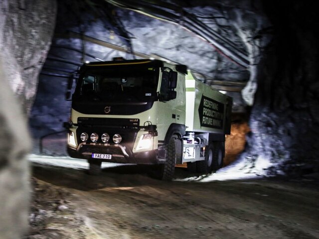 Volvo Trucks - autonómne riadenie v doloch