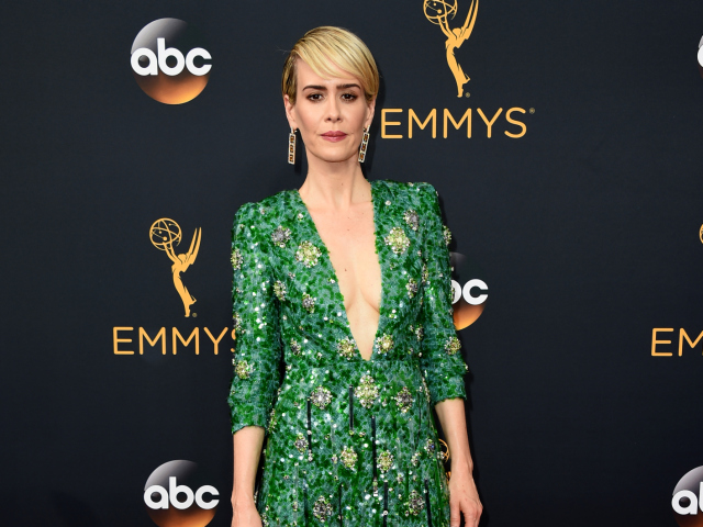 Ocenená herečka Sarah Paulson v kreácii Prada.