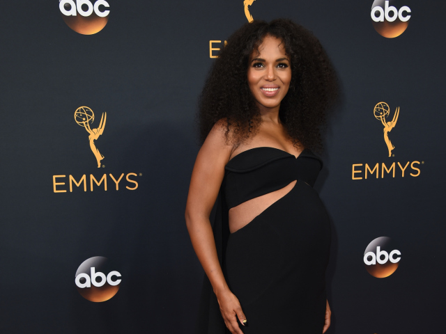 Tehotná herečka Kerry Washington v šatách od Brandona Maxwella.