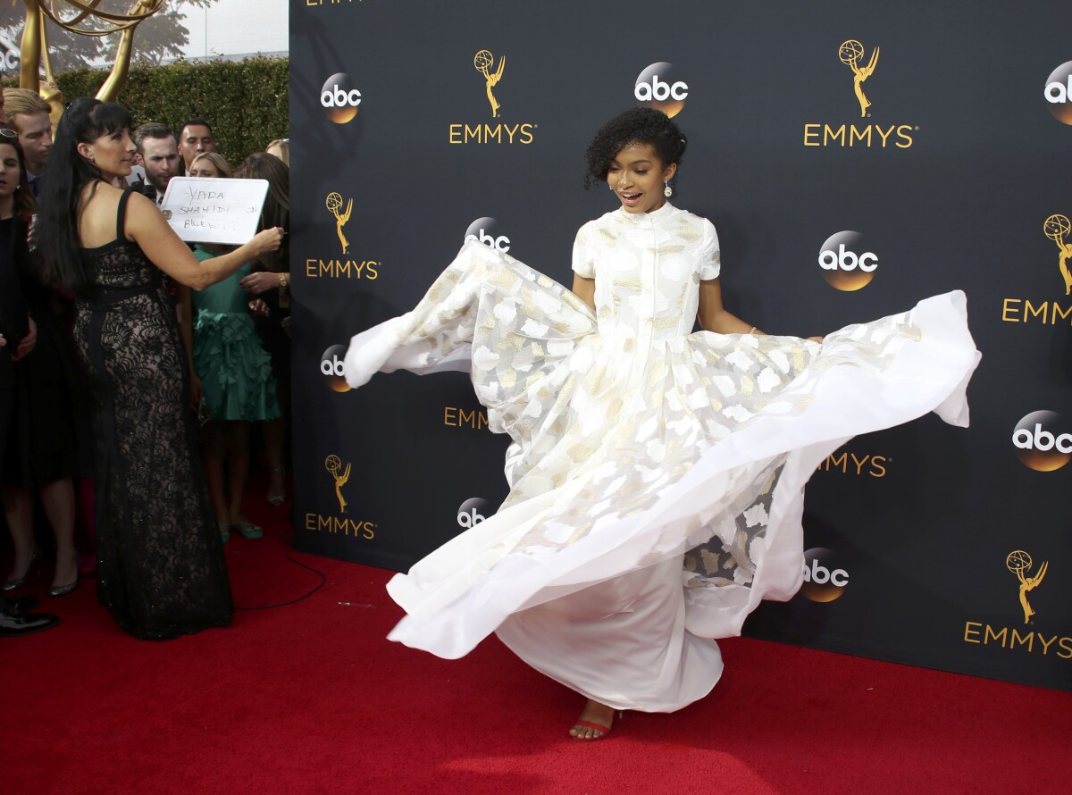 Herečka Yara Shahidi sa predvádza na červenom koberci.