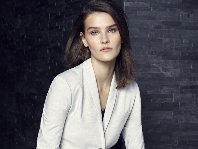 Elegantné dámske sako s prestrihnutými rukávmi - predáva Marks & Spencer.