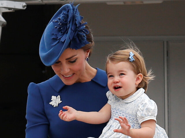 Vojvodkyňa z Cambridge Catherine nesie v náručí svoju dcérku - princeznú Charlotte.