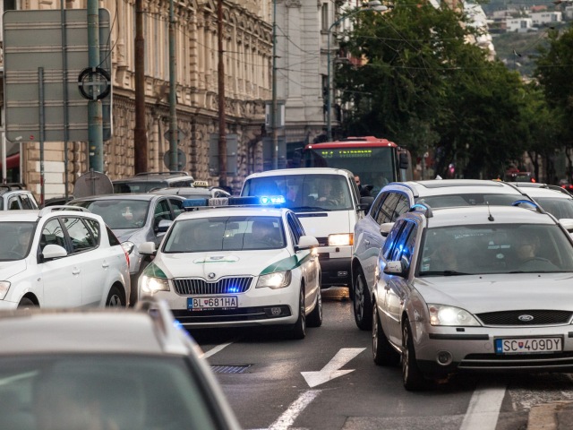 čestná stráž, parlament, vojenská nemocnica, zápchy, kolóny, autá