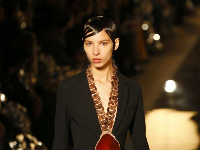 Givenchy - modelka - úsmev - Paríž