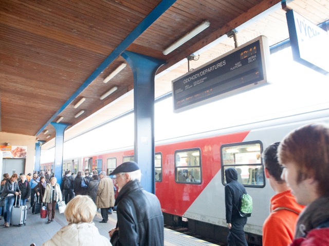 vlaky, železnice, cestujúci