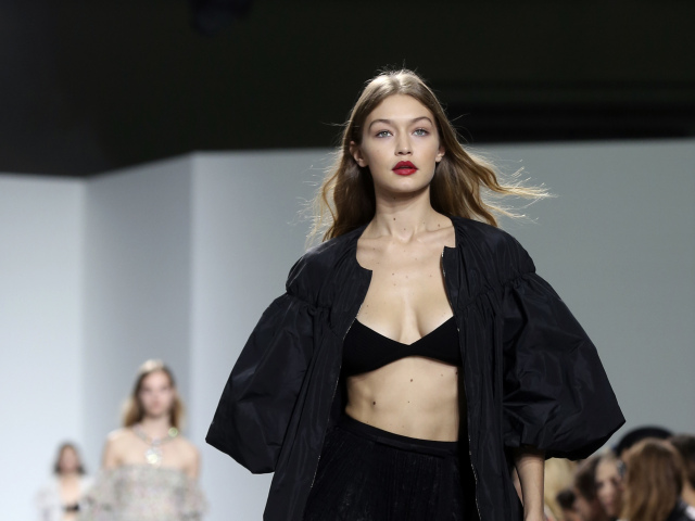 Modelka v kreácii Giambattista Valli - kolekcia jar a leto 2017 - Paríž. 