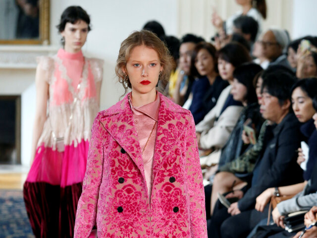 Modelka v kreácii Valentino - kolekcia jar a leto 2017 - Paríž. 