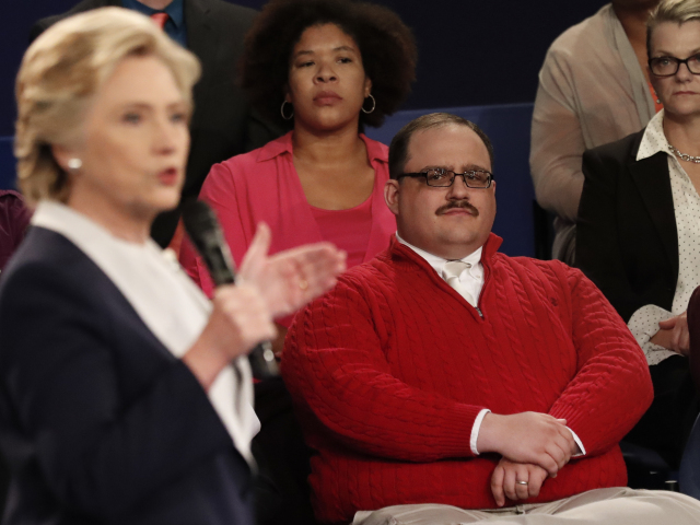 Kenneth Bone, červený pulóver