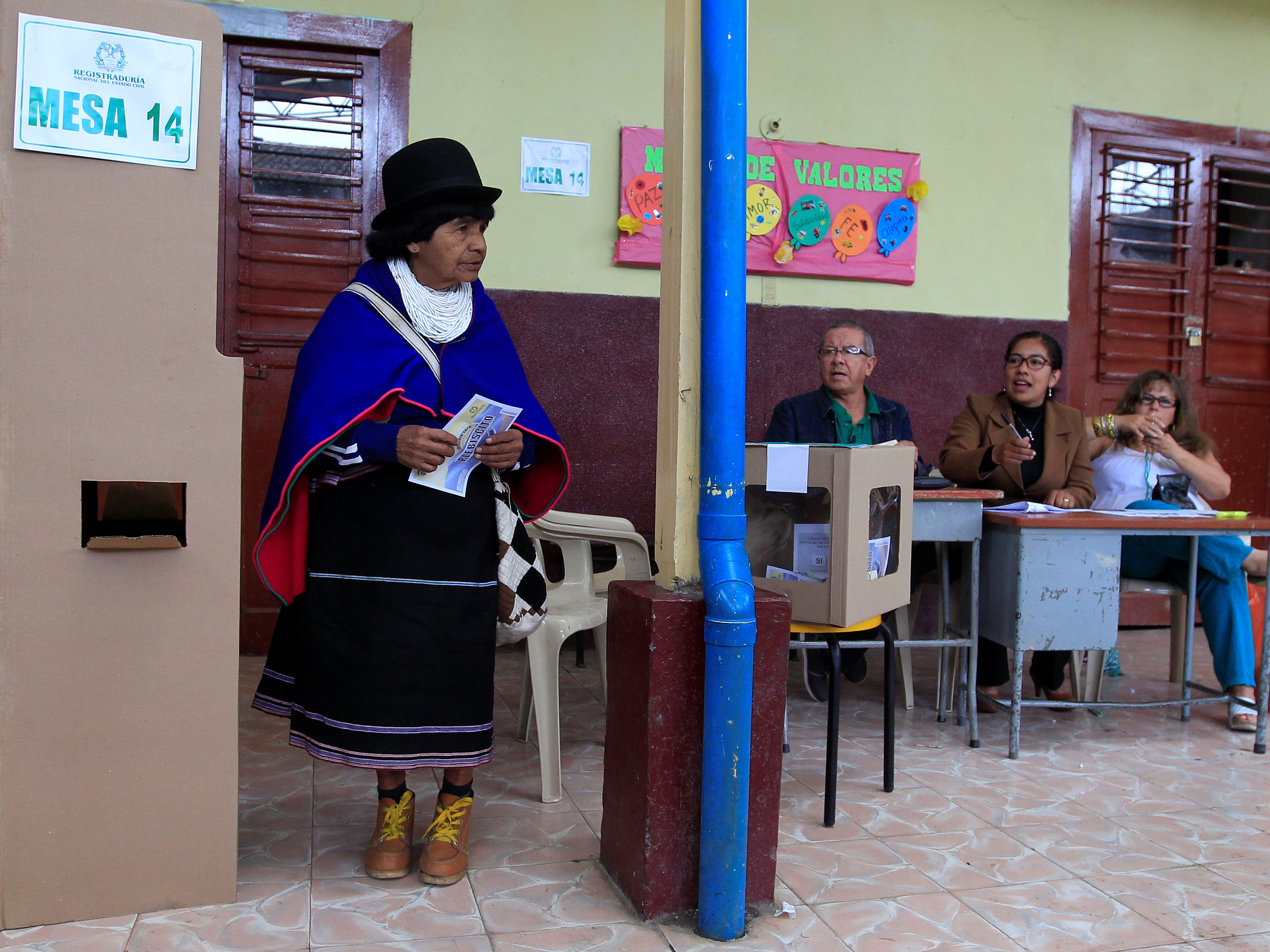 Snímka z referenda v Kolumbii, v ktorom ľudia tesne odmietli mierovú dohodu s príslušníkmi FARC.